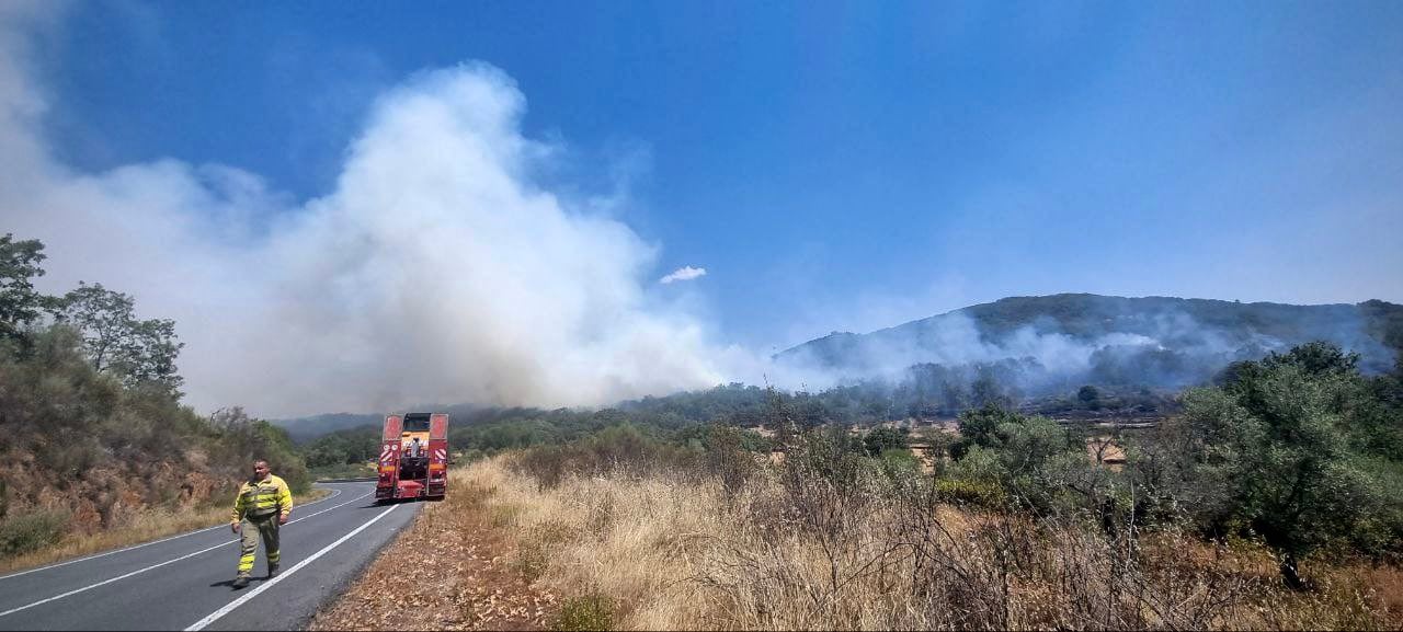 Trabajos de extinción en el incendio de Sierra de Gata