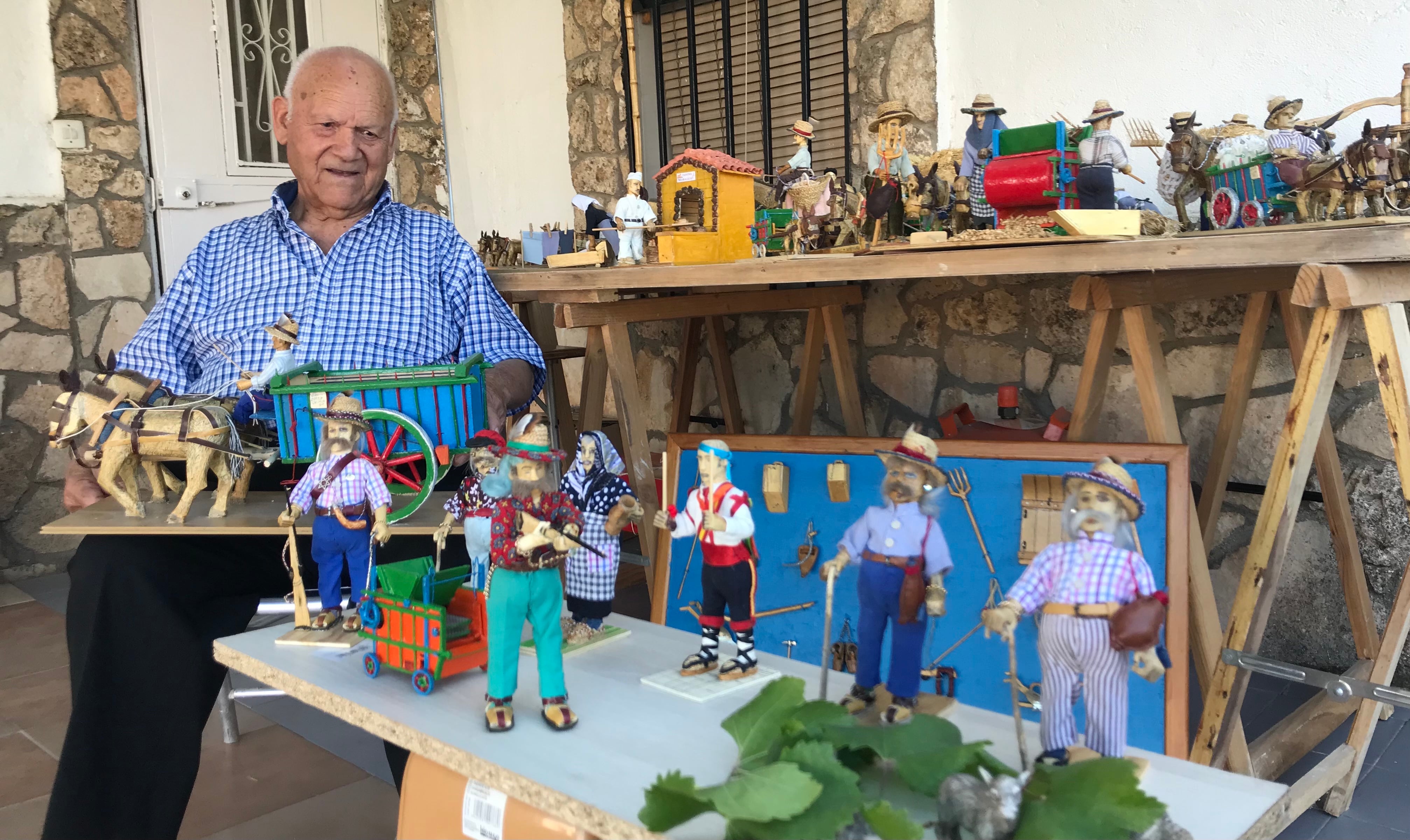 Melchor Moraleja con sus miniaturas en su casa de Villalba del Rey (Cuenca).