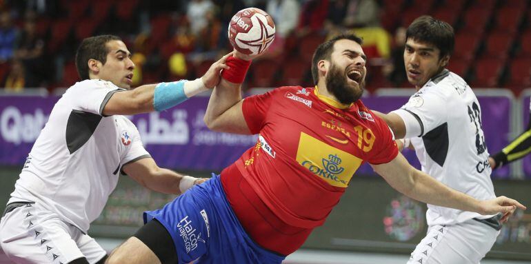 El jugador de la selección española de balonmano Juan Andreu, durante el partido del Grupo A entre España y Chile del Mundial de Balonmano de Catar.