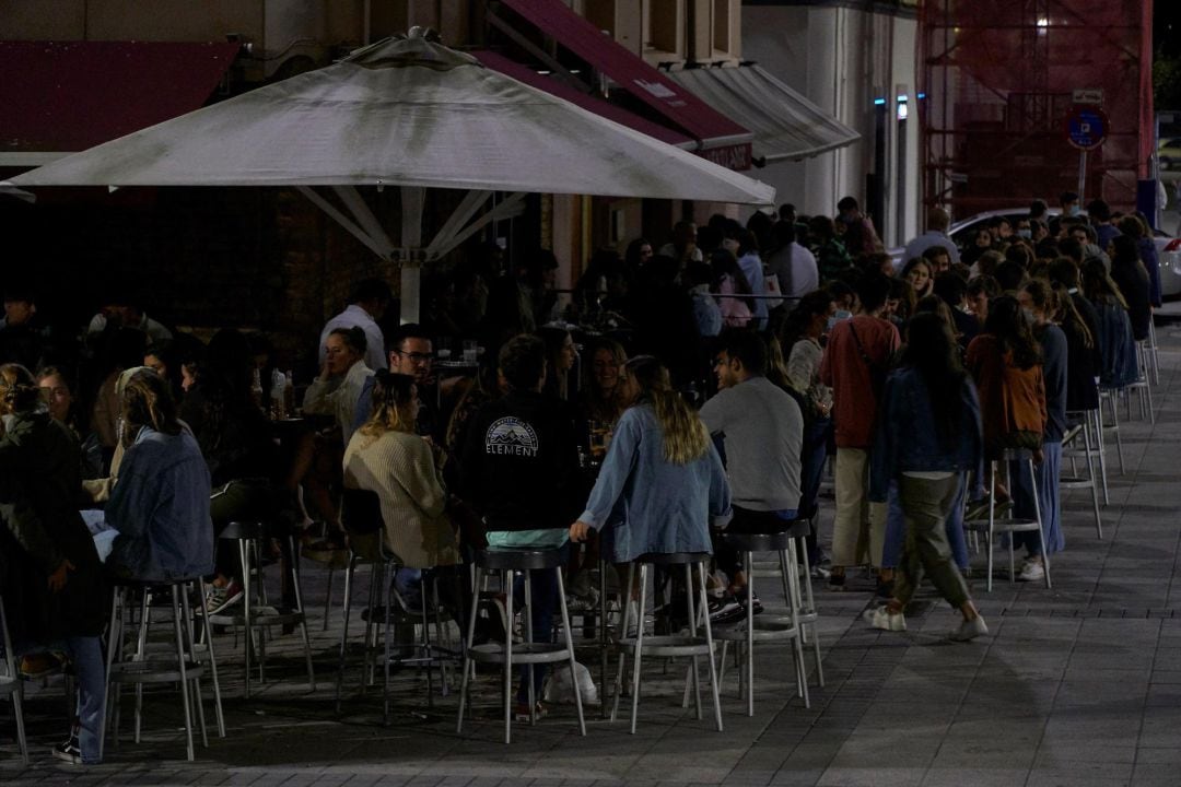 Una pelea en el cierre de un bar se salda con dos detenidos y cinco policías lesionados