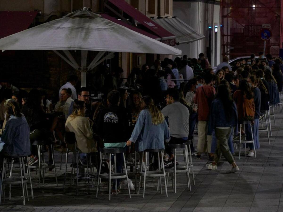 Una pelea en el cierre de un bar se salda con dos detenidos y cinco policías lesionados
