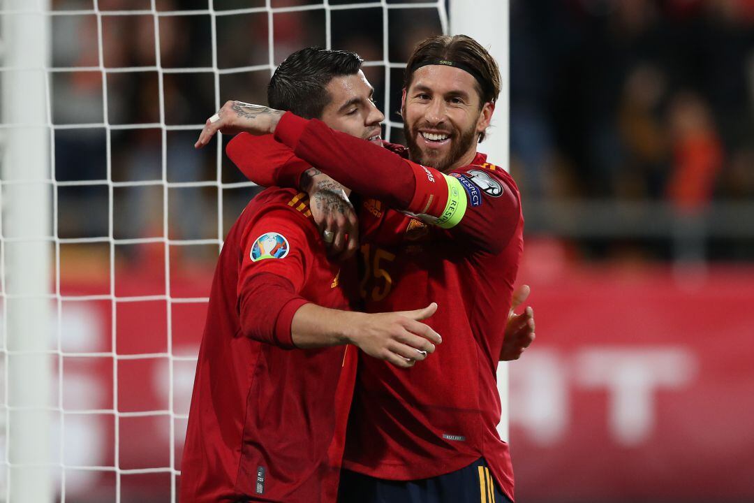 Ramos y Morata celebran el primer gol de España