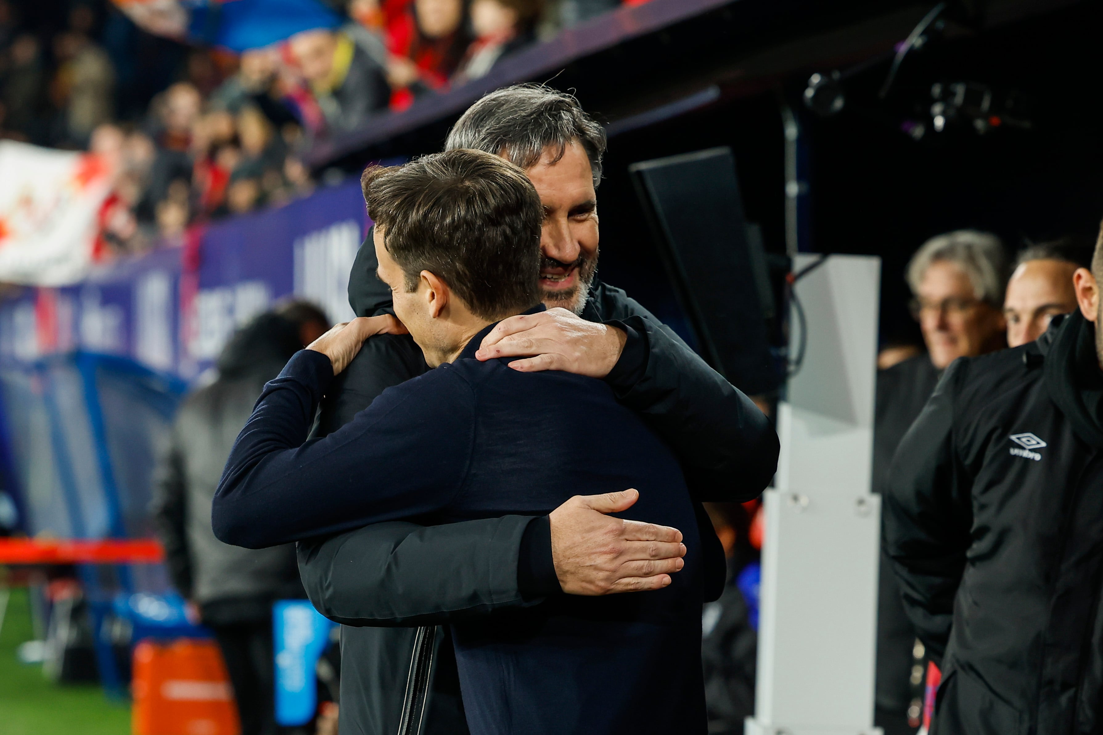 Vicente Moreno saluda a Iñigo Pérez antes del empate en el Sadar entre Osasuna y Rayo Vallecano 