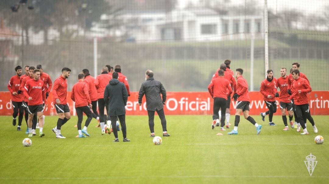 Los jugadores del Sporting durante un entrenamiento.