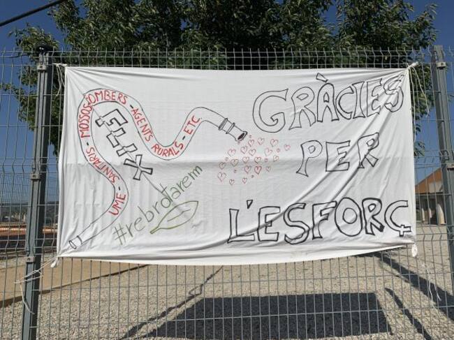 Pancanrta d'agraïment dels veïns de Flix envers els professionals i voluntaris que treballen en l'incendi.