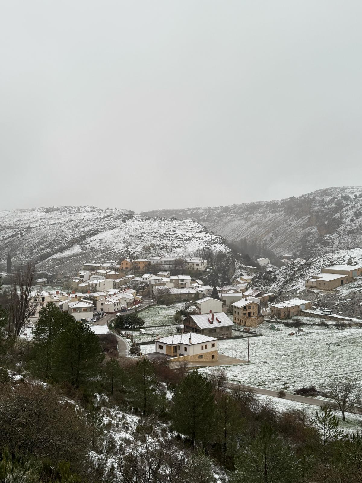Panorámica de Pontones con la nieve de este Martes Santo.
