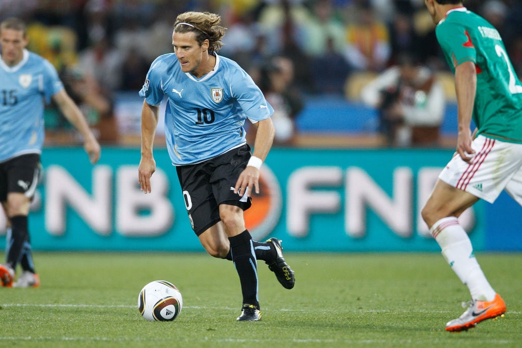 Diego Forlán, durante un partido del Mundial de Sudáfrica 2010.