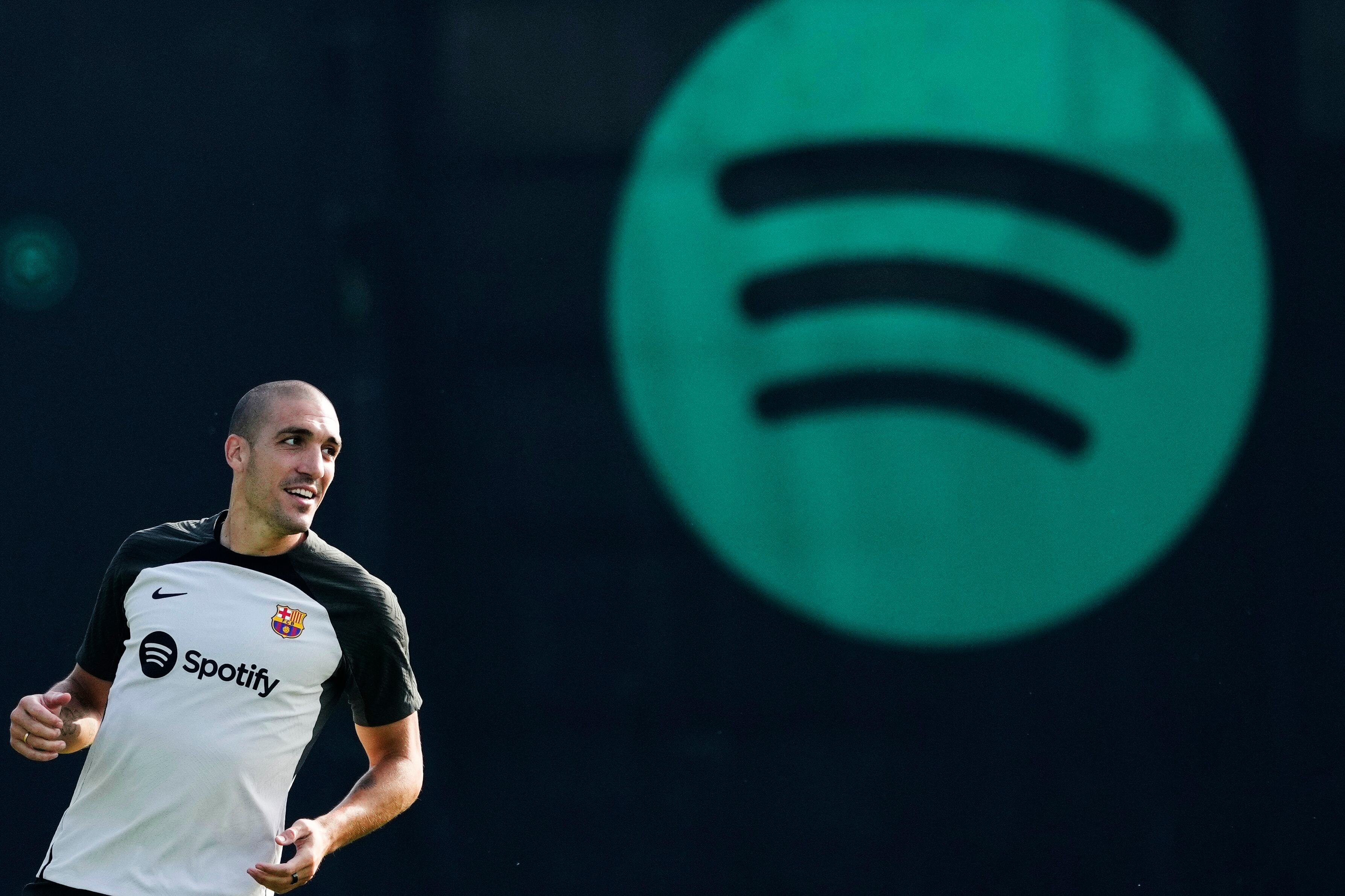 El jugador del FC Barcelona Oriol Romeu durante el entrenamiento que el equipo azulgrana. EFE/Alejandro García