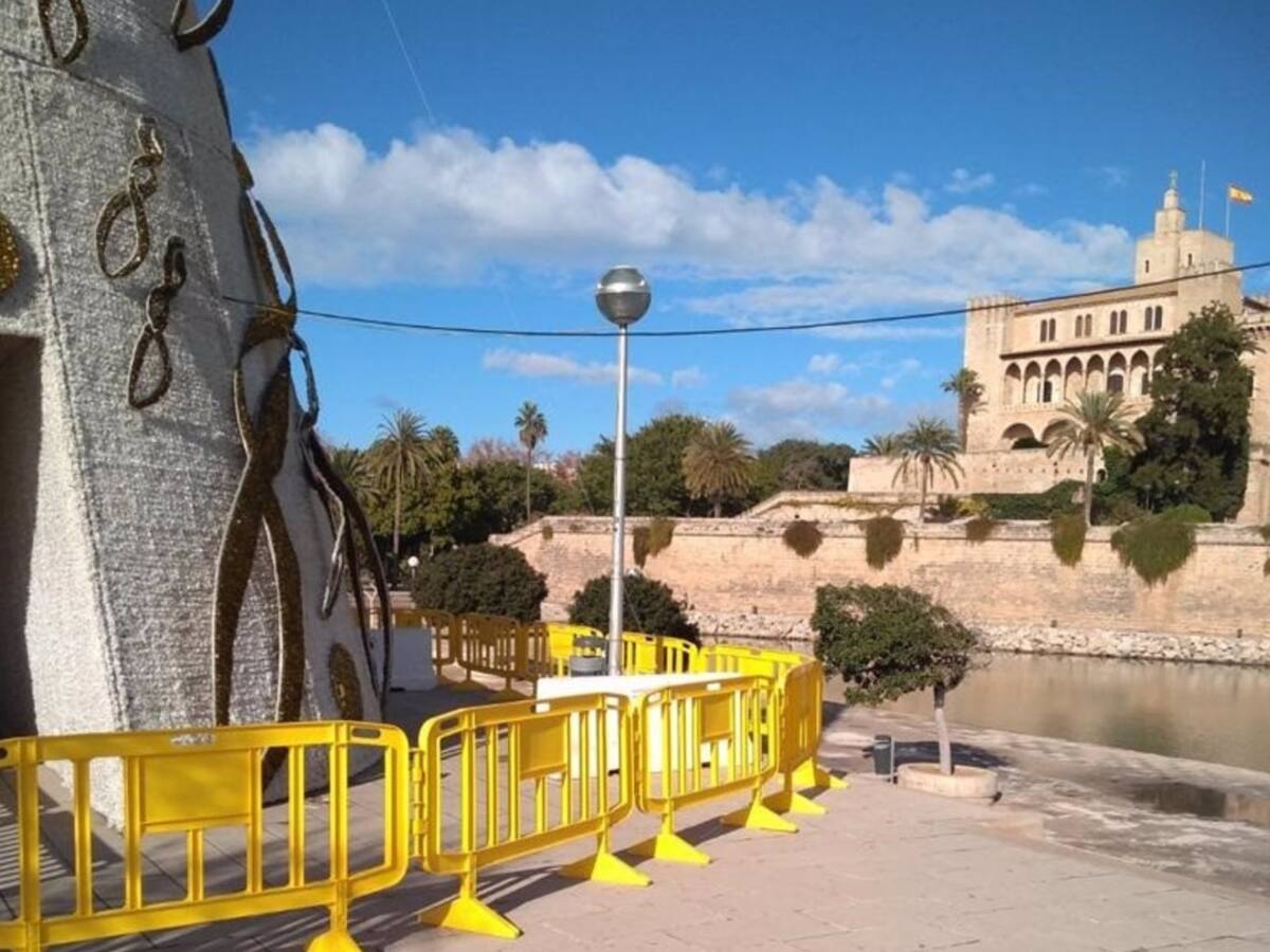 Cort anuncia el cierre del alumbrado de Navidad a las 22:00 en numerosas calles del centro