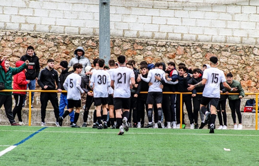 Los jugadores del Conquense Juvenil celebran un gol