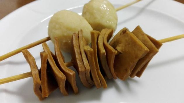 Pinchos de queso de soja o tofu y de bolitas de carne