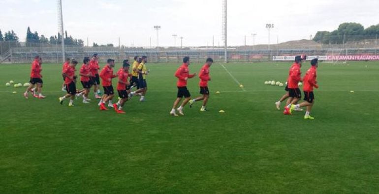 La plantilla del Real Zaragoza entrenándose en las instalaciones de la Ciudad Deportiva
