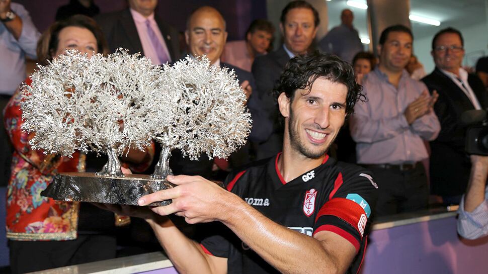 Mainz, capitán del Granada, con el Trofeo del Olivo en 2014.
