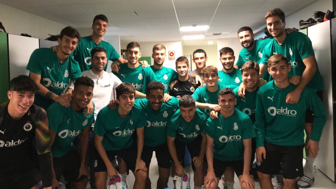 Jugadores del Rayo Cantabria con Juanjo Expósito, representante de AFE en la zona norte, en una foto de archivo