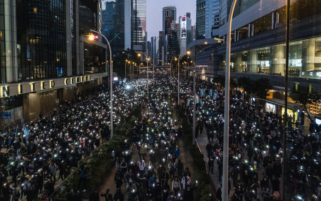 Los manifestantes encienden luces desde sus teléfonos inteligentes mientras marchan a lo largo de Queensway durante una protesta en el distrito del Almirantazgo de Hong Kong