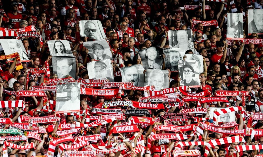 Los seguidores del Union Berlin con las fotografías de quienes ya no están.