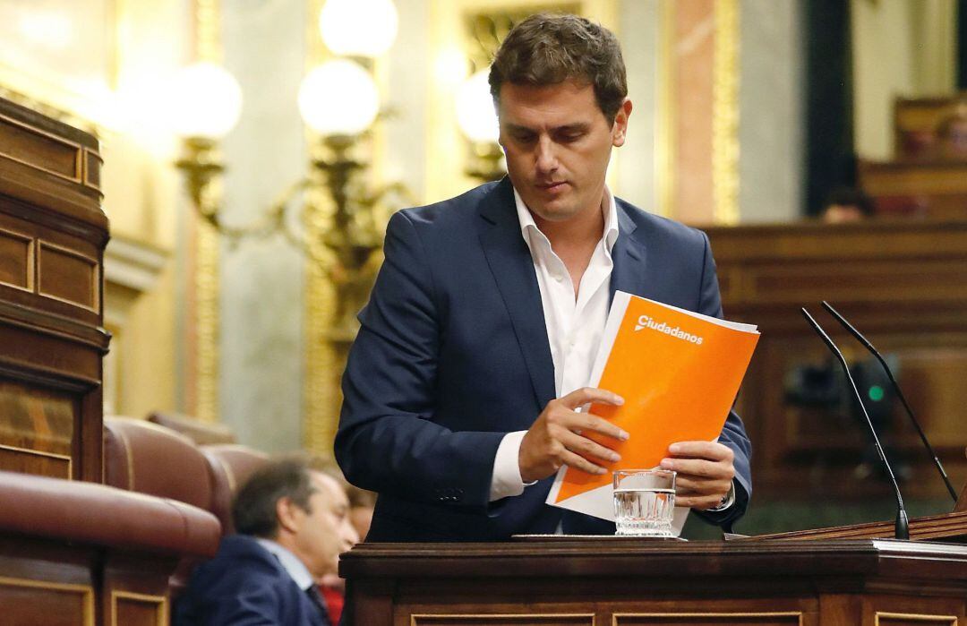 El presidente de Ciudadanos, Albert Rivera, tras su intervención esta tarde en el pleno del Congreso de los Diputados celebrado esta tarde. 