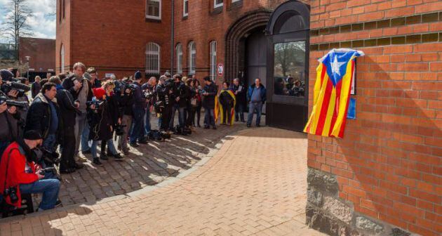 Una estelada en la fachada de la cárcel donde estuvo preso Puigdemont