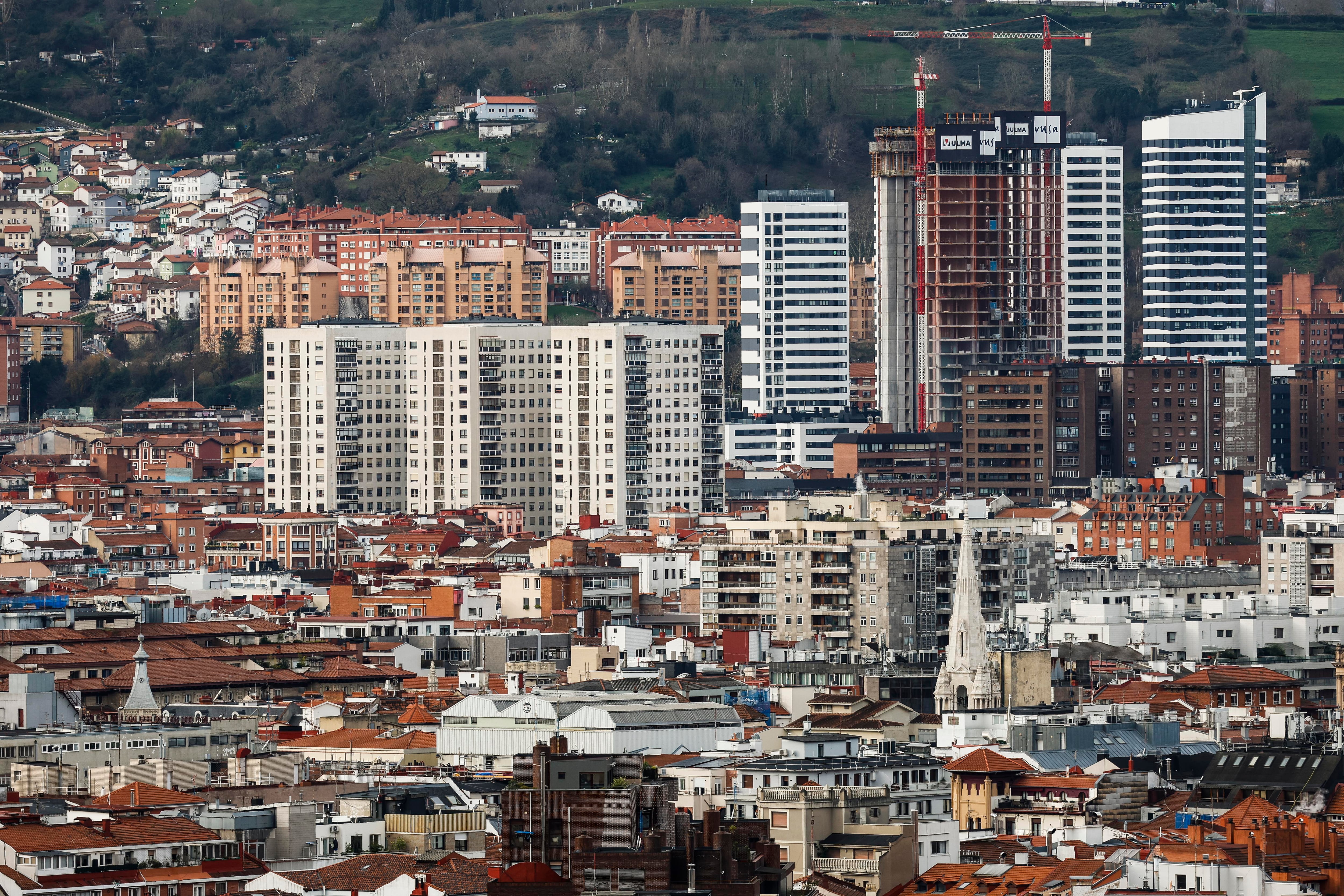 Bilbao, 12/02/2024.- Vista general de numerosos bloques de viviendas y construcción de nuevas torres en Bilbao. El Instituto de Estudios Económicos (IEE) ha presentado este lunes el informe &quot;La colaboración público-privada y el reto de la vivienda&quot;. EFE/Miguel Toña
