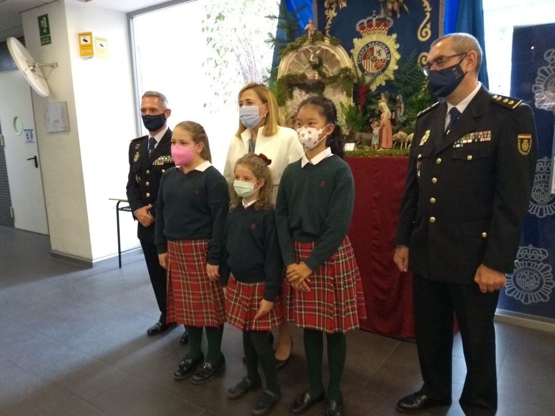 La subdelegada del Gobierno en Alicante, Araceli Poblador, con el comisario provincial jefe, Ignacio del Olmo (i), en la entrega de premios del concurso de dibujo.