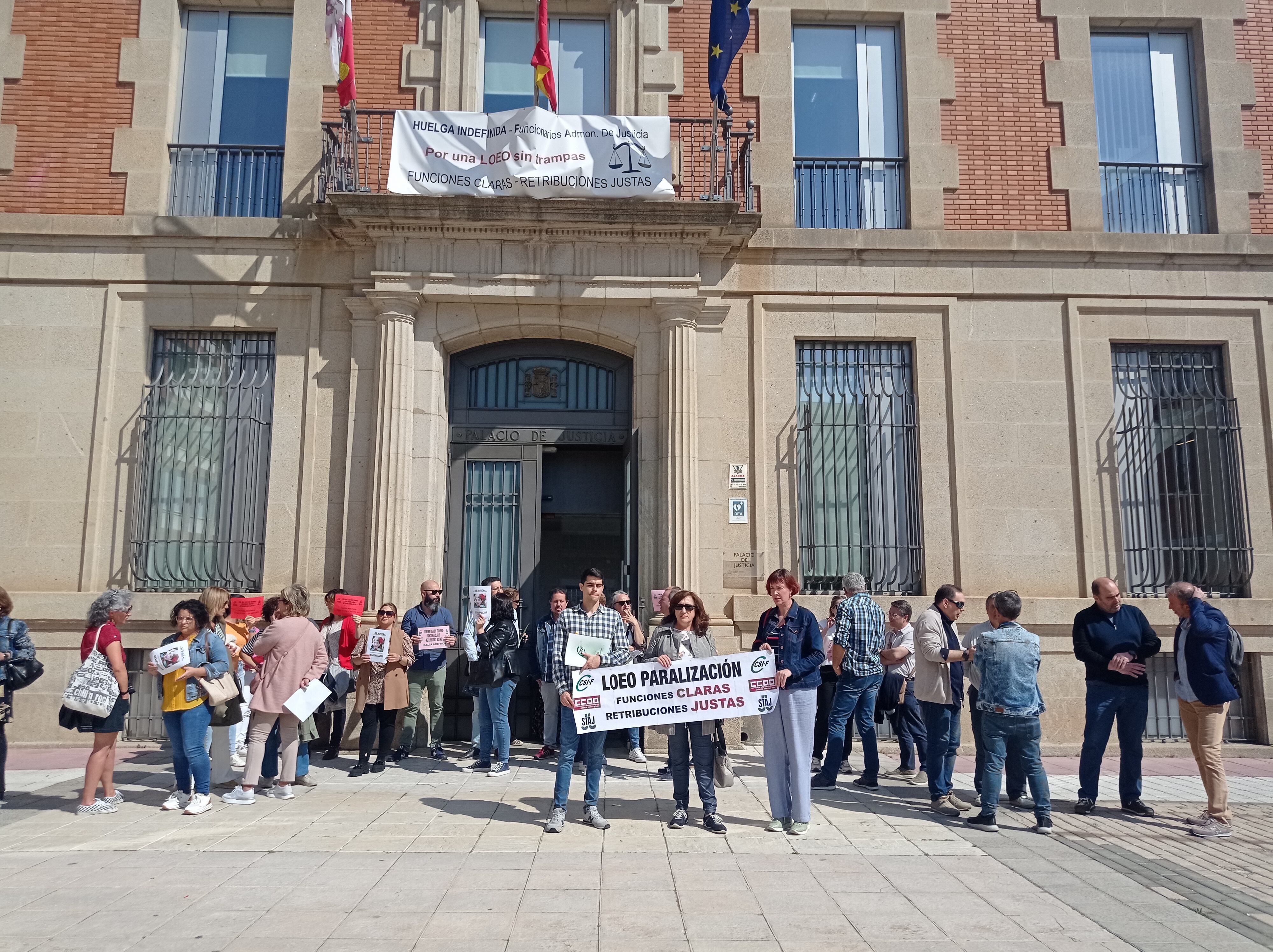 Concentración a las puertas de la Audiencia Provincial de Palencia de los funcionarios de Justicia