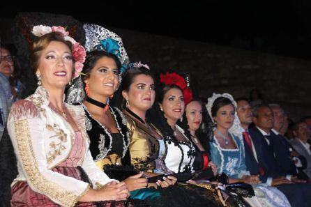 La presidenta María Dúctor y sus damas disfrutando del pregón de Cadaval