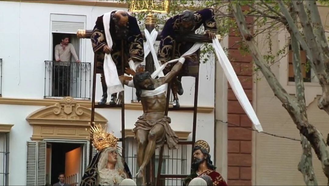 El paso de la Quinta Angustia, recién salido de la Parroquia de la Magdalena en la tarde del Jueves Santo