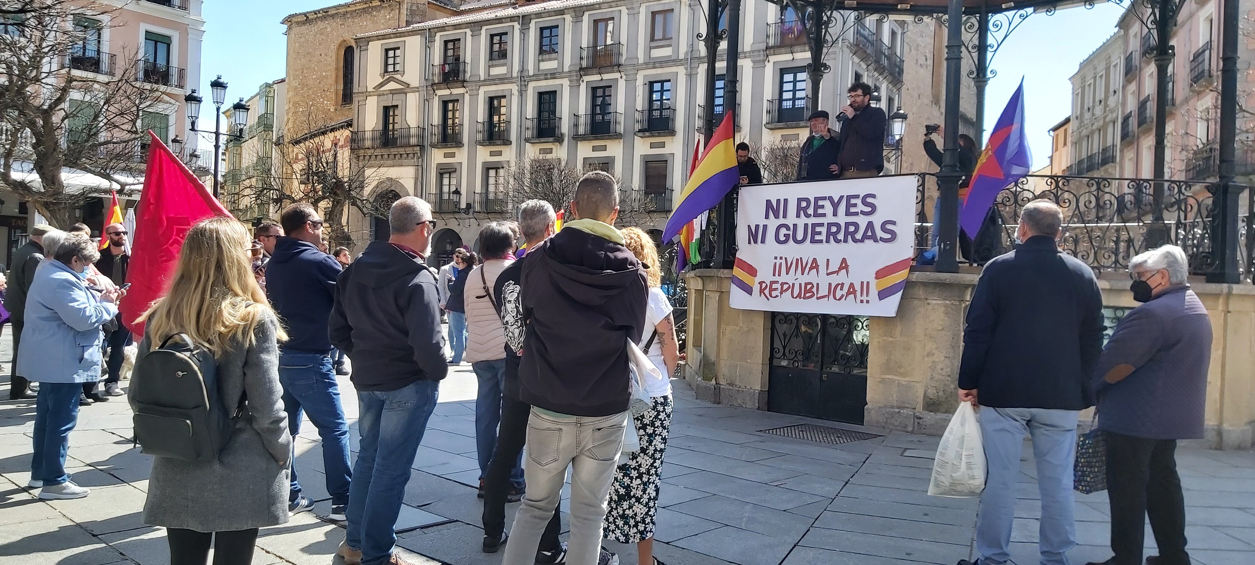 Momento de la lectura del manifiesto en el acto en recuerdo de la proclamación de la II República en España el 14 de abril de 1931.