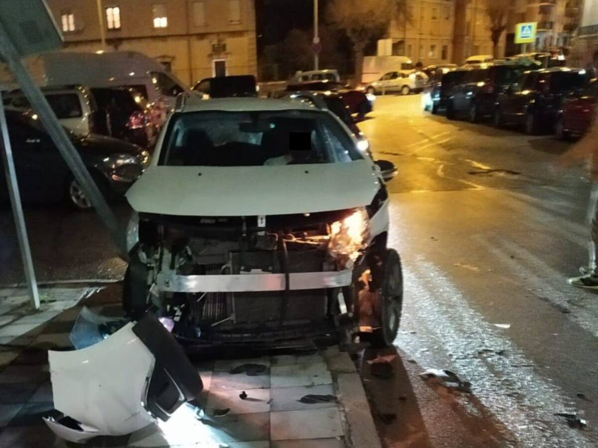 Accidente sin heridos frente a la estación de RENFE