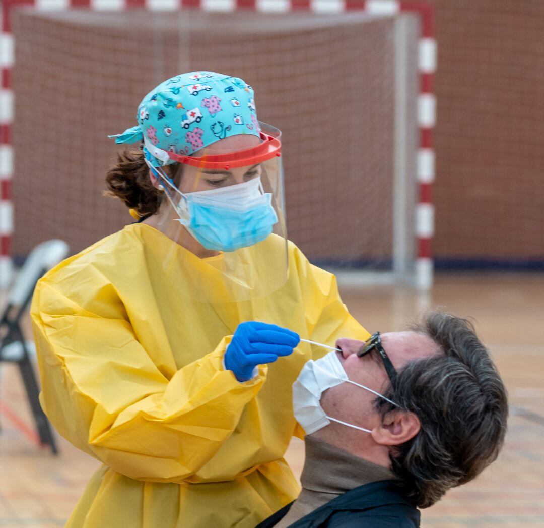 Sanitarios trabajando durante las pruebas de cribado de covid-19 con test de antígenos 