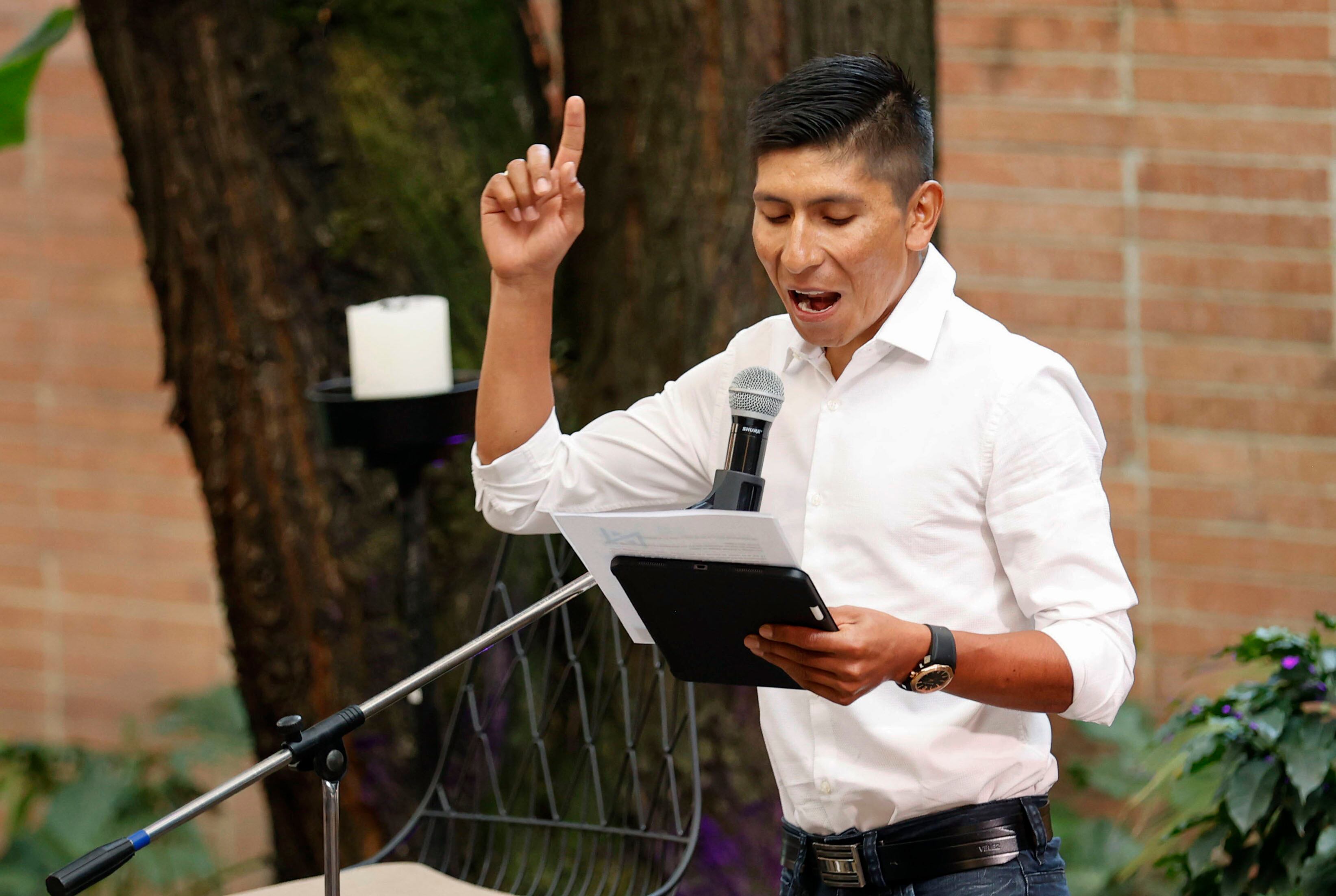 El ciclista Nairo Quintana habla durante una rueda de prensa en Bogotá (Colombia)