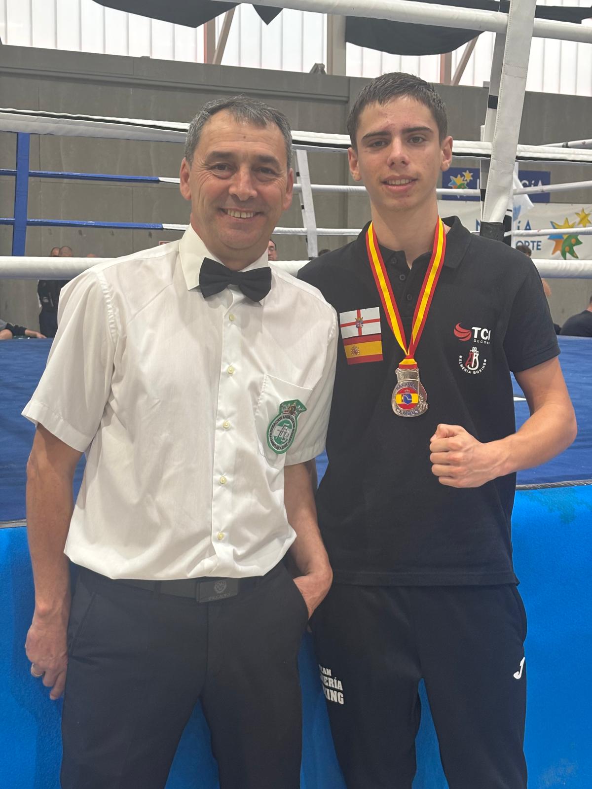 El árbitro Juan Felices estuvo sobresaliente en el espectacular evento de boxeo.