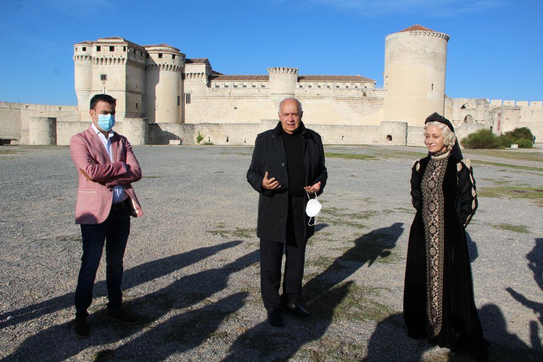 El productor y director, Jose Luis Moreno, junto a la actriz Jane Seymur y el alcalde de Cuéllar, Carlos Fraile ante el castillo de la villa