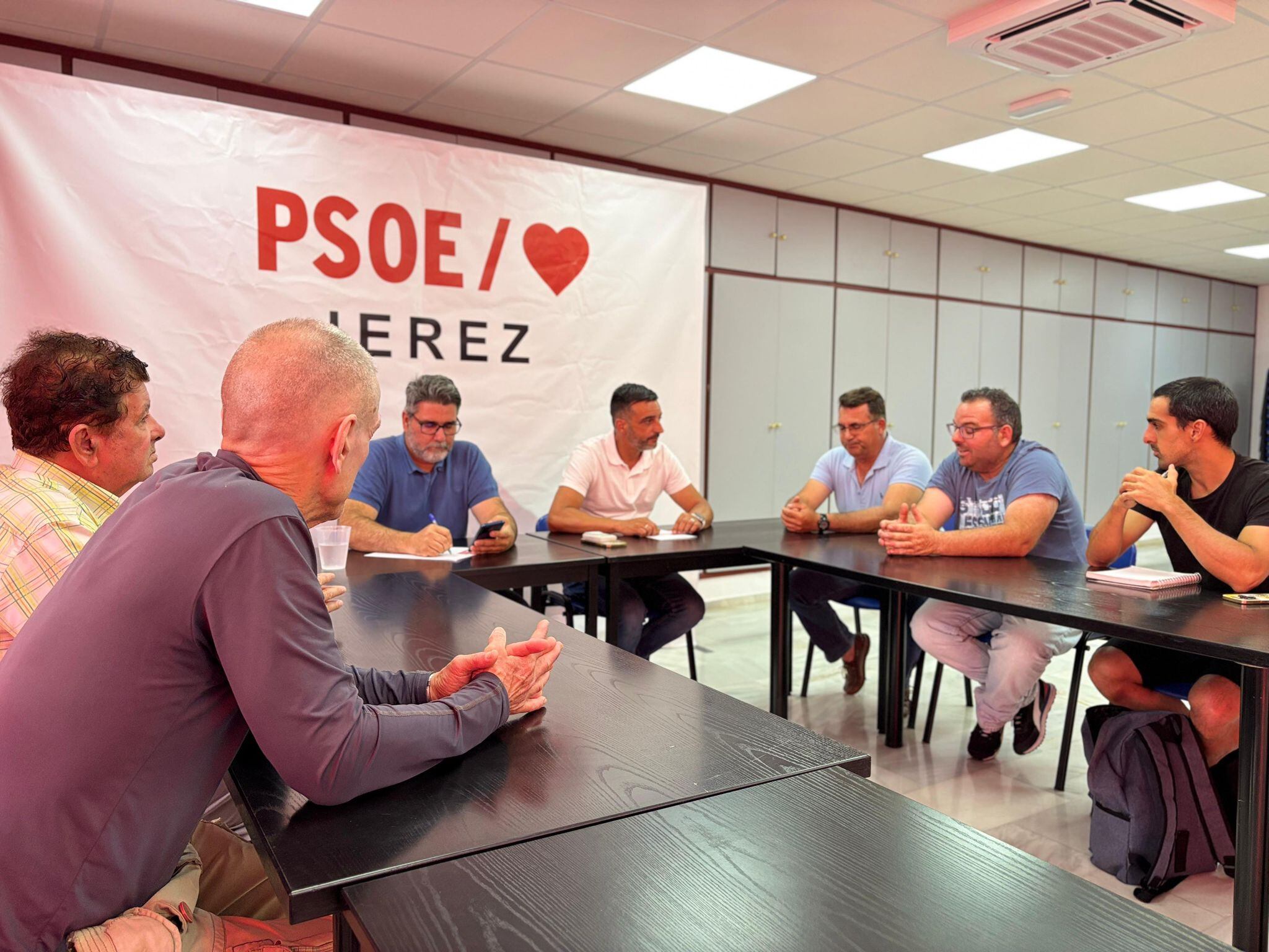José Antonio Díaz durante el encuentro con los afectados por el impuesto a los vehículos clásicos