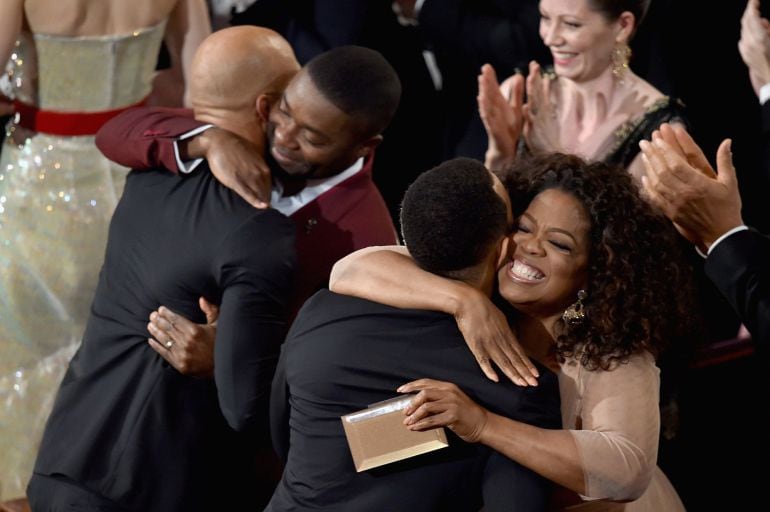 Common junto al actor David Oyelowo y John Legend abraza a Oprah Winfrey después de ganar el premio a mejor canción original por &#039;Glory&#039; de la película &#039;Selma&#039;