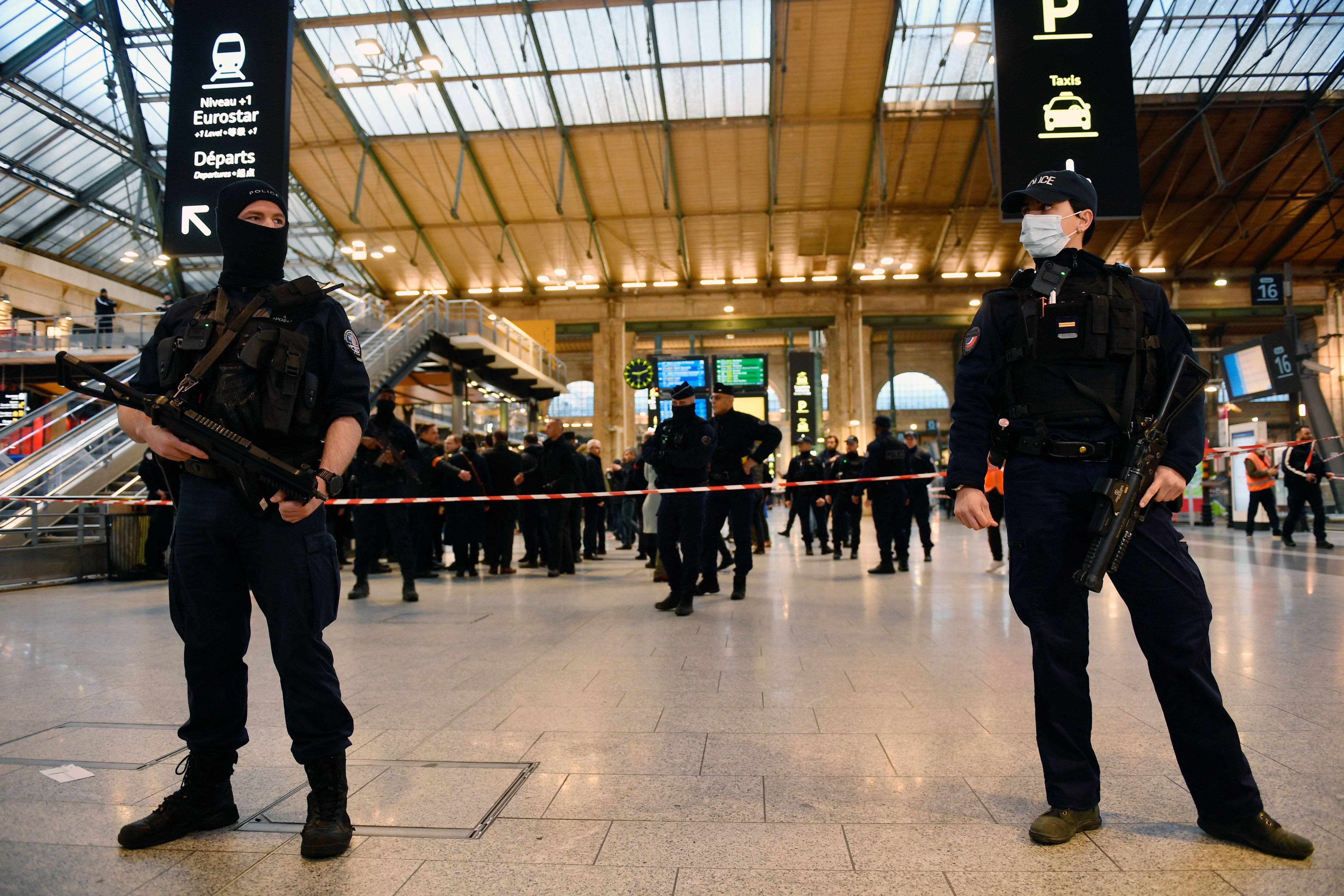 La Policía francesa hace guardia tras el ataque con arma blanca de un hombre que ha dejado seis heridos.