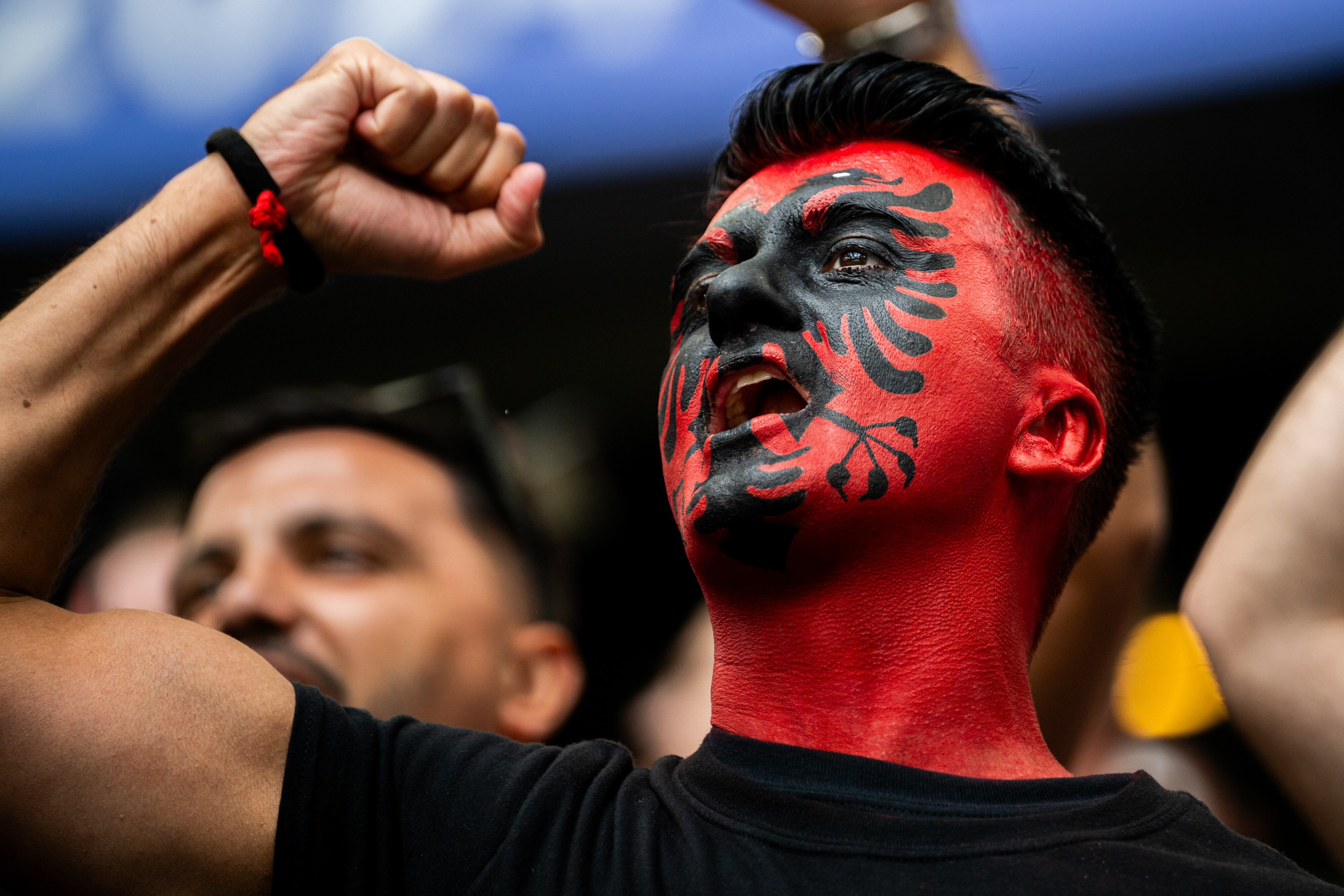 Un aficionado de Albania con la cara pintada con la bandera de su país en el partido que los enfrentó a Croacia