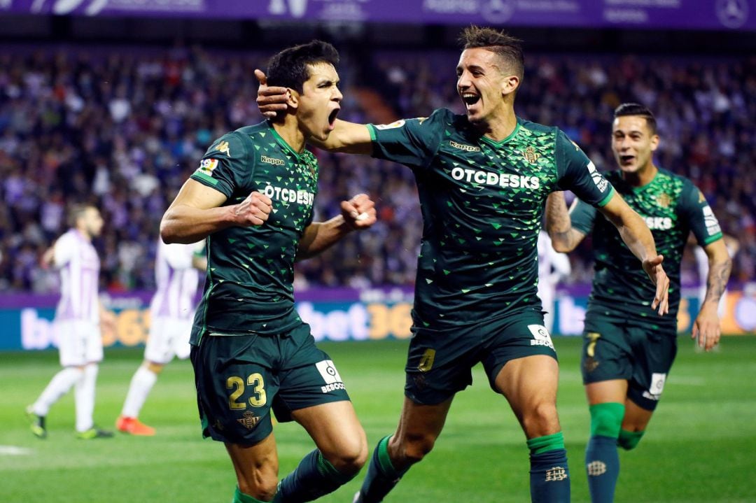 GRAF3237. VALLADOLID.- Los jugadores del Betis, el argelino Aissa Mandi (i) y el marroquí Zouhair Feddal, celebran el primer gol del equipo bético durante el encuentro correspondiente a la jornada 25 de primera división que disputan esta tarde frente al Valladolid en el estadio José Zorrilla, en la capital pucelana. EFE R. GARCIA.