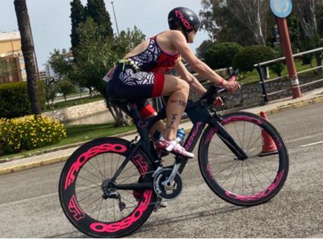 La triatleta montada en su bici.