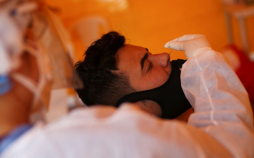 Una persona se somete a un test de coronavirus.
