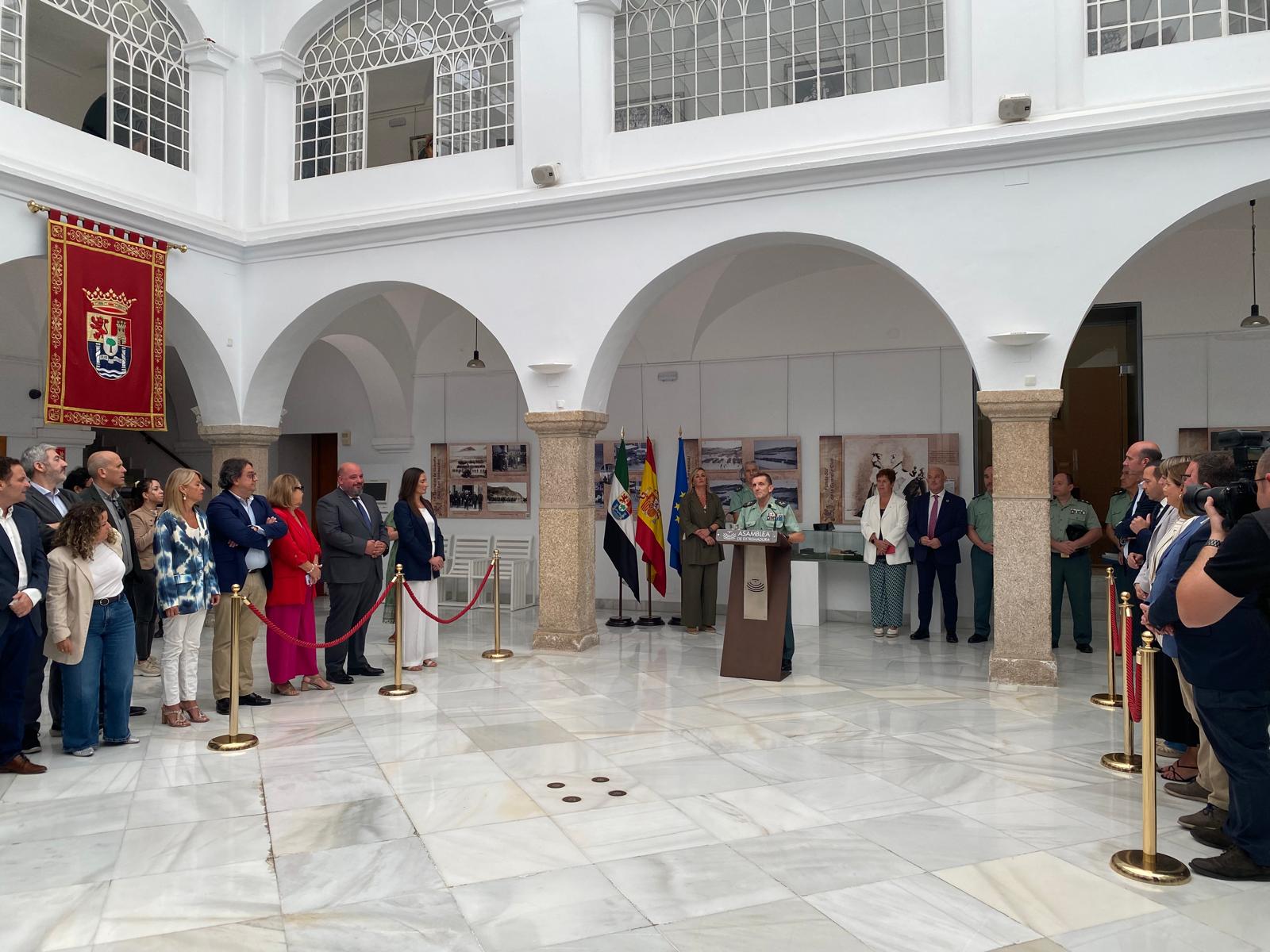 Inauguración exposición Fotografía Histórica Guardia Civil en la Asamblea de Extremadura en Mérida