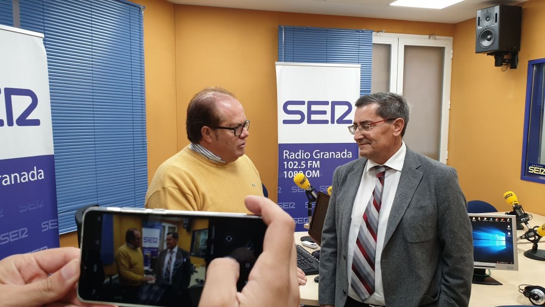 Pepe Entrena (d) conversa con Paco Anguita en los estudios de Radio Granada