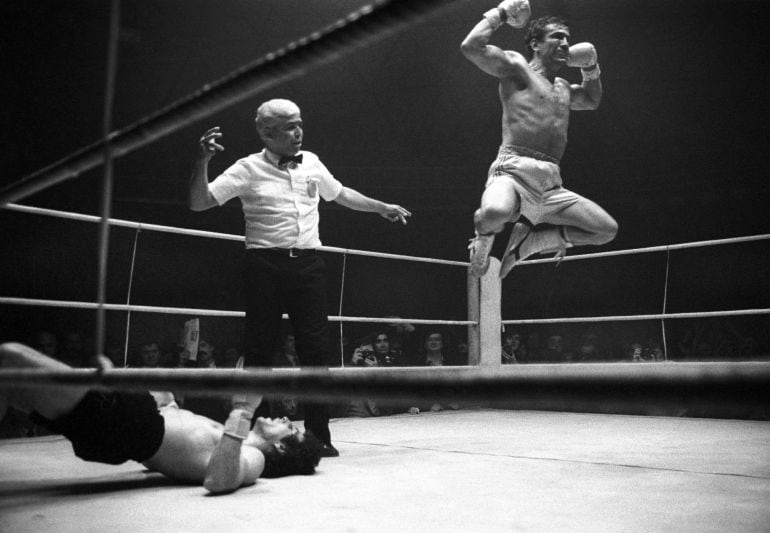 Fotografía de archivo del exboxeador Perico Fernández cuando se proclamó campeón de España del peso welter al derrotar por K.O. a Alfonso Redondo, en el poliedro de Ventas. Pedro Fernández Castillejos &quot;Perico Fernández&quot; ha fallecido hoy en el centro en el