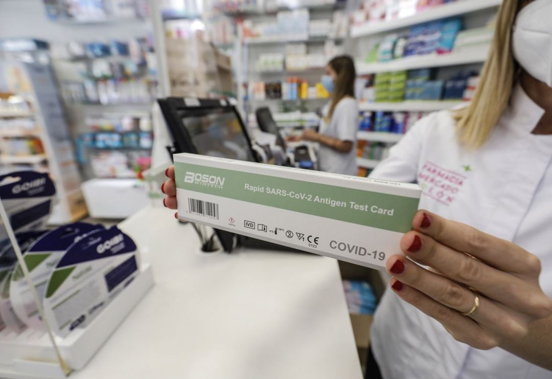 Archivo - Una caja con test de antígenos contra la COVID-19 en una farmacia, a 22 de julio de 2021, en Valencia,