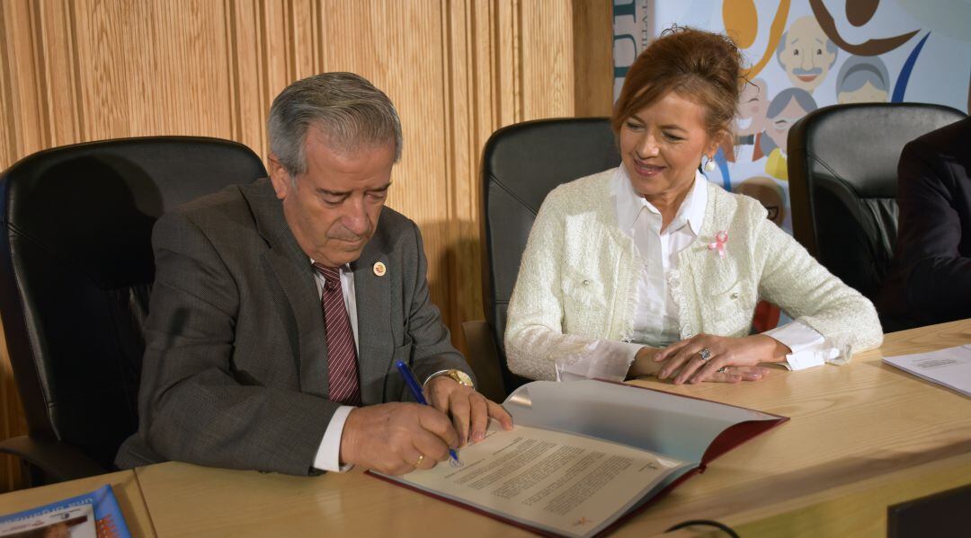 La consejera firma la cesión con el presidente de UDP