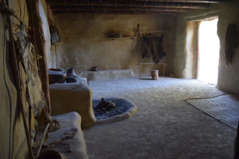 Interior de la vivienda argárica reconstruida en el yacimiento de La Bastida, Totana