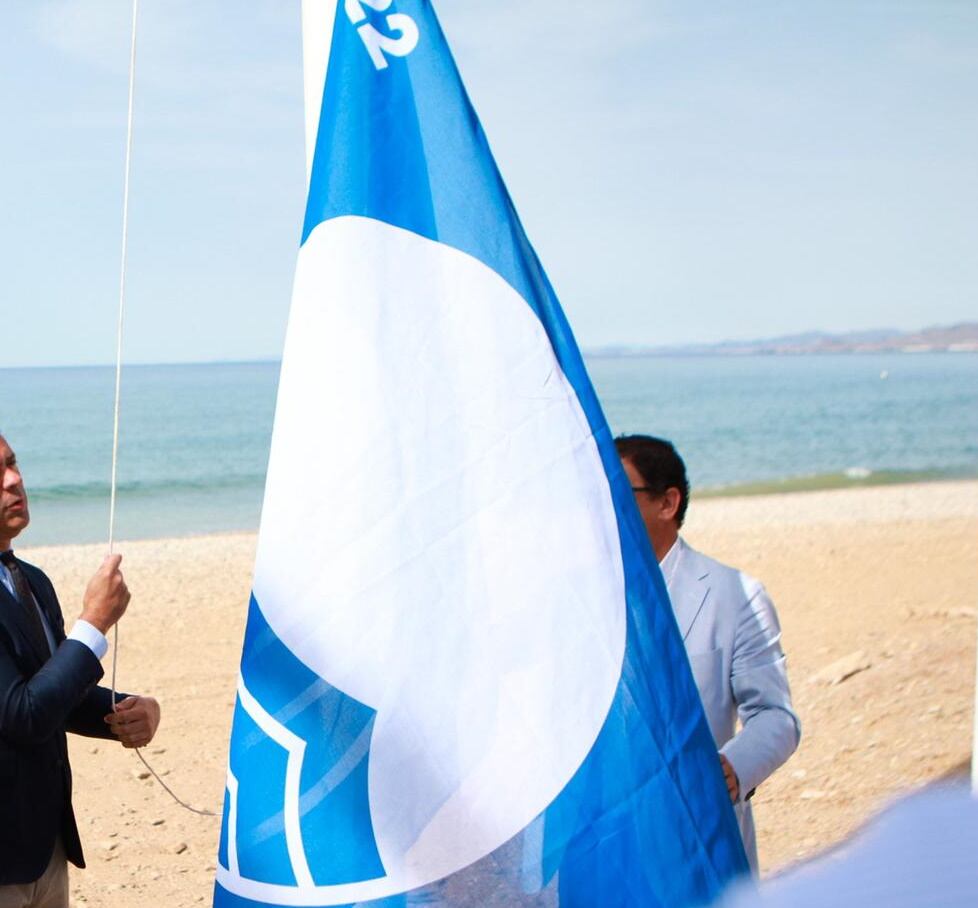 El consejero de Presidencia, Turismo, Cultura y Deportes, Marcos Ortuño, iza la Bandera Azul en la playa El Castellar de Mazarrón