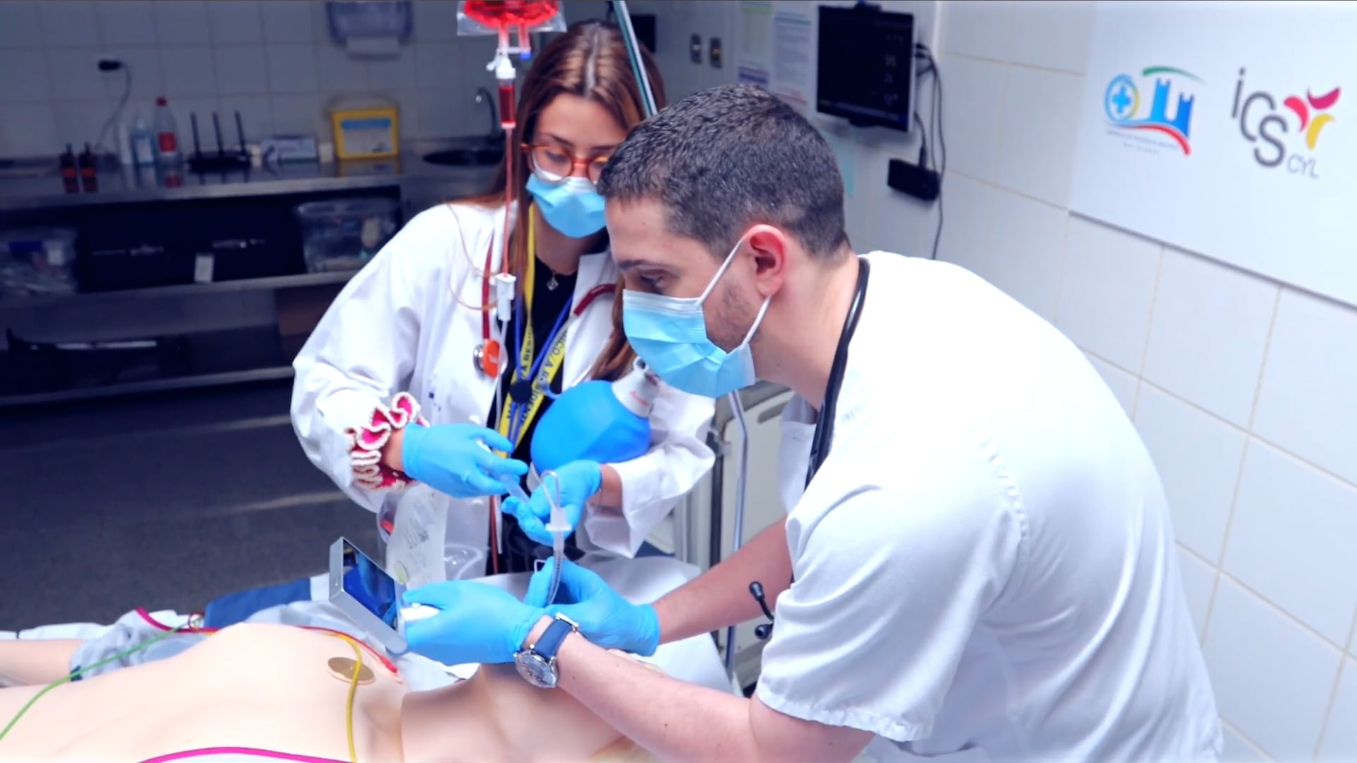Dos profesionales en el Centro de Simulación