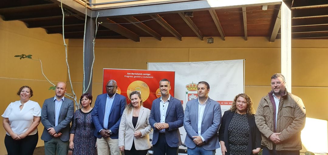 Equipo de gobierno del Ayuntamiento de San Bartolomé con el alcalde, Alexis Tejera, el cuarto por la derecha de la imagen.