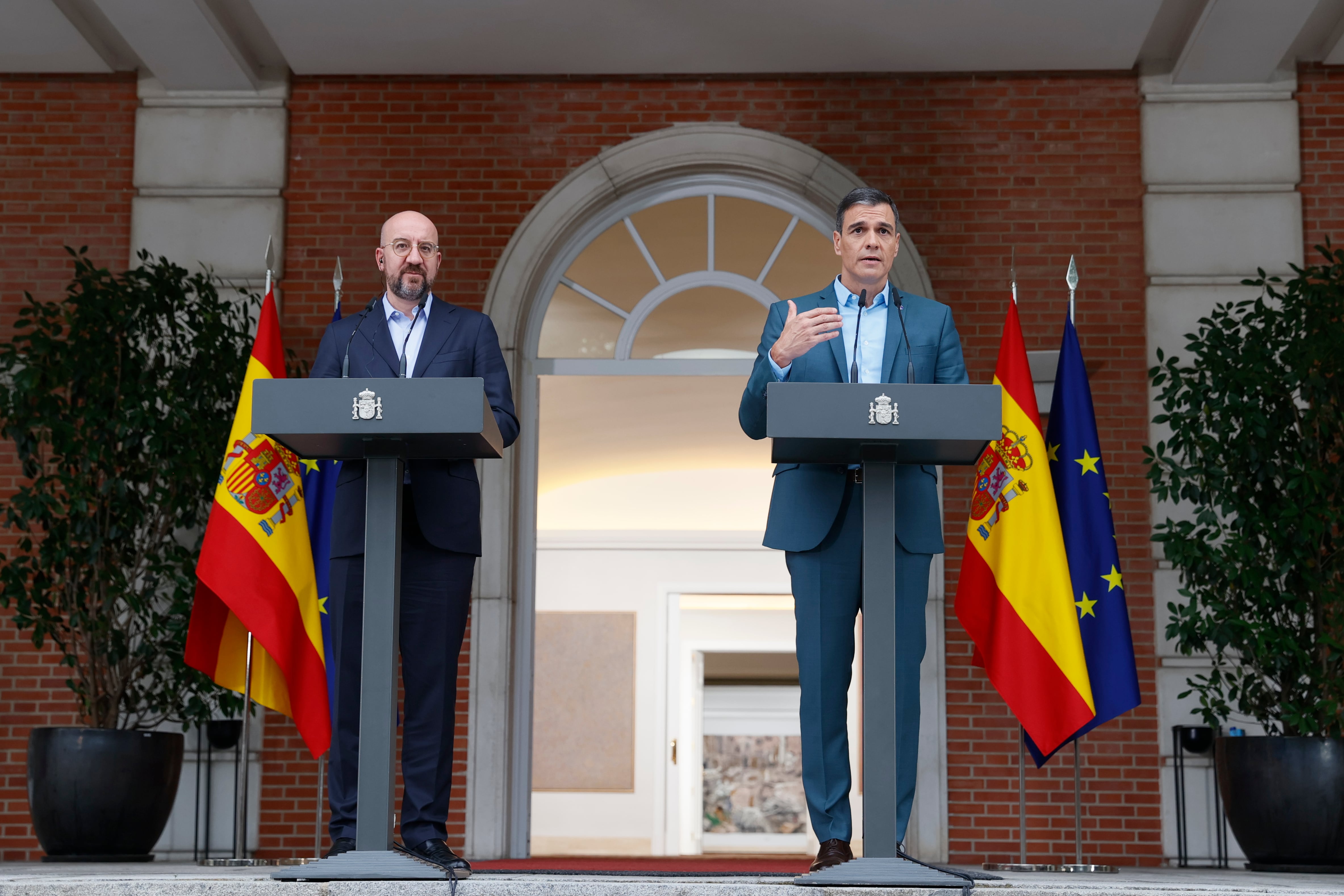 MADRID, 02/07/2023.- El presidente del Gobierno, Pedro Sánchez (D) y el presidente del Consejo Europeo, Charles Michel, en su comparecencia tras la reunión que han mantenido hoy domingo en el Palacio de la Moncloa, en Madrid. EFE/ Mariscal
